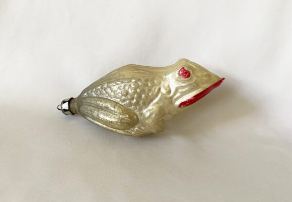 1900s antique large glass squatting frog ornament made in Germany. Silvered body with light green hues and a bright red mouth, excellent antique condition free of chips or cracks. A wonderful early pre 1946 glass ornament.